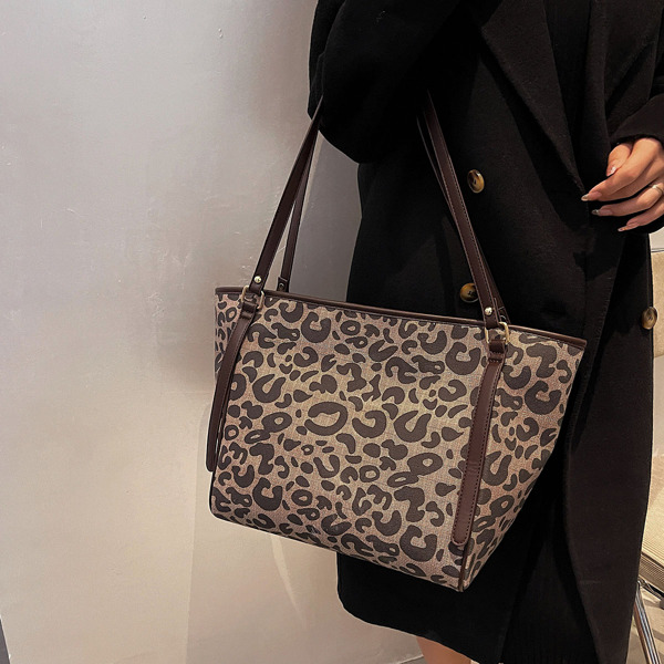 

Leopard Graphic Shoulder Tote Bag, Multicolor