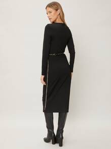 SHEIN Essnce 合身鏈條繫腰帶洋裝 - 黑色 - 查看 2