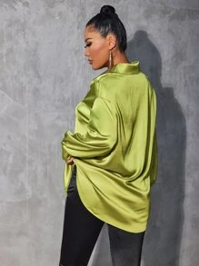 Camisa con botón delantero amplio de satén - Verde Lima - Ver 2