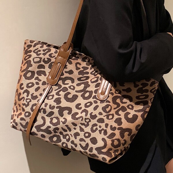 

Leopard Large Capacity Tote Bag, Brown