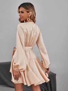 SHEIN 燈籠袖側打結荷葉邊圍裹緞面連衣裙 - 杏色 - 查看 2