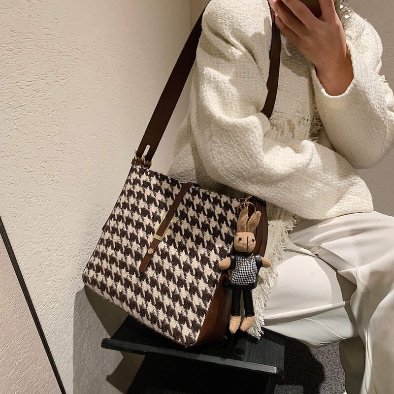 

Houndstooth Shoulder Bag, Coffee brown