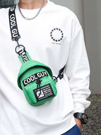 男士字母圖案單肩包