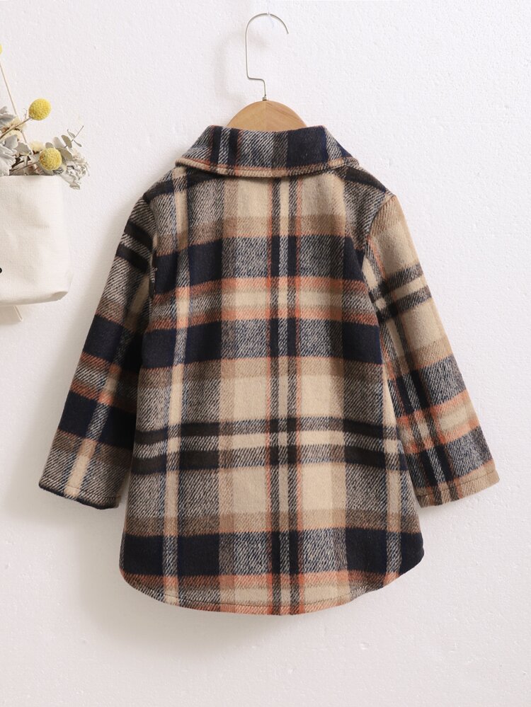 若い女性のためのチェック柄オーバーコート フラップのディテール