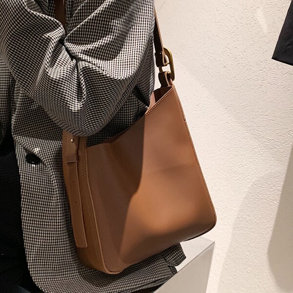 

Minimalist Buckle Decor Shoulder Bag, Brown