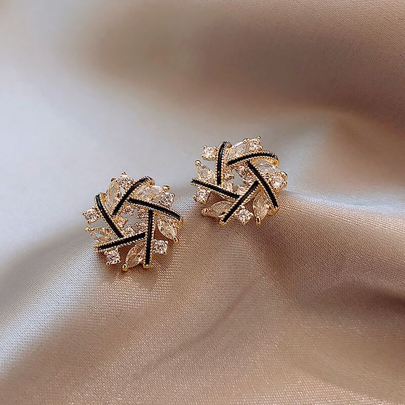 

Rhinestone Floral Design Earrings, Gold