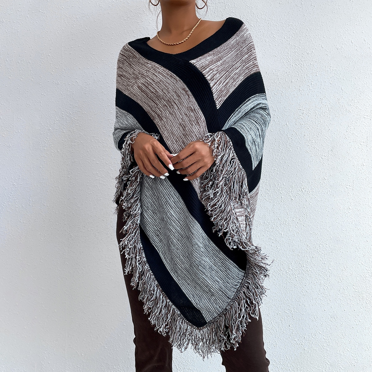 Вязаное пончо с рукавами "летучая мышь" с бахромой в полоску