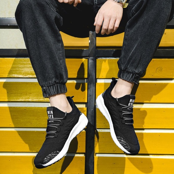 

Men Minimalist Lace Up Front Sneakers, Black
