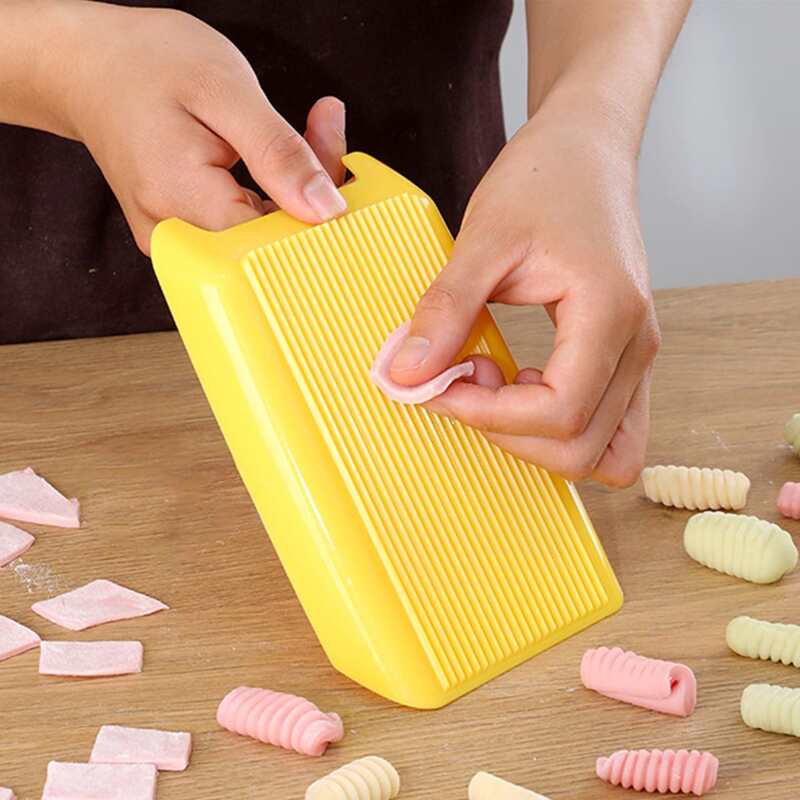

1pc Solid Color Pasta Rubbing Board, Yellow