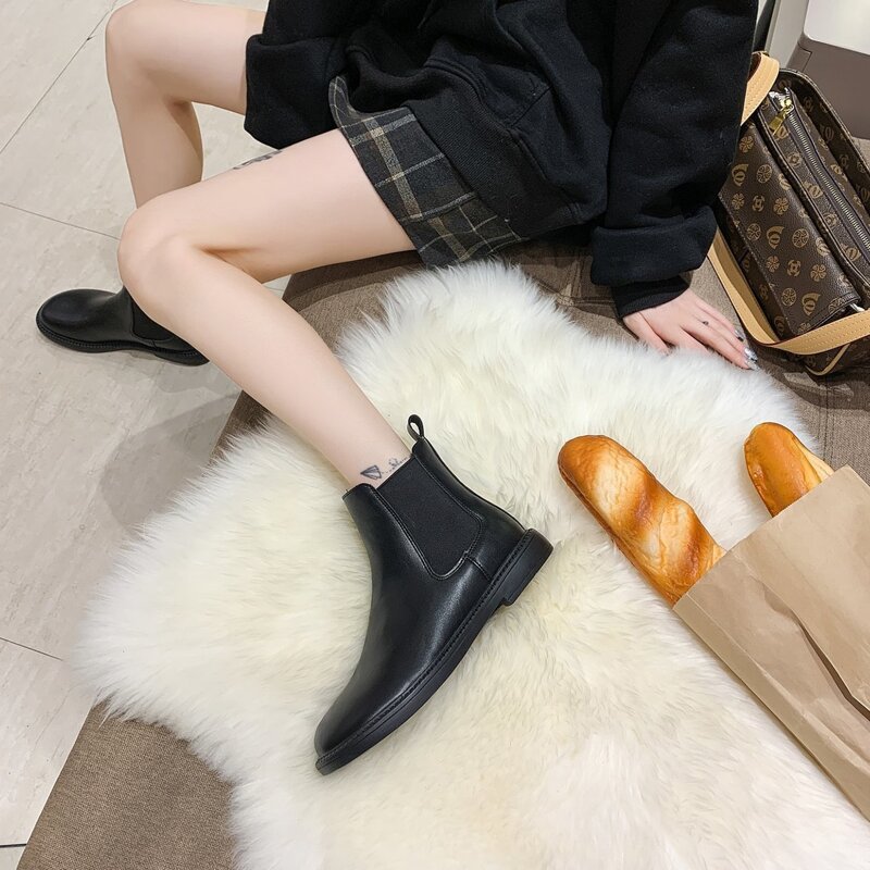 

Minimalist Chelsea Boots, Black