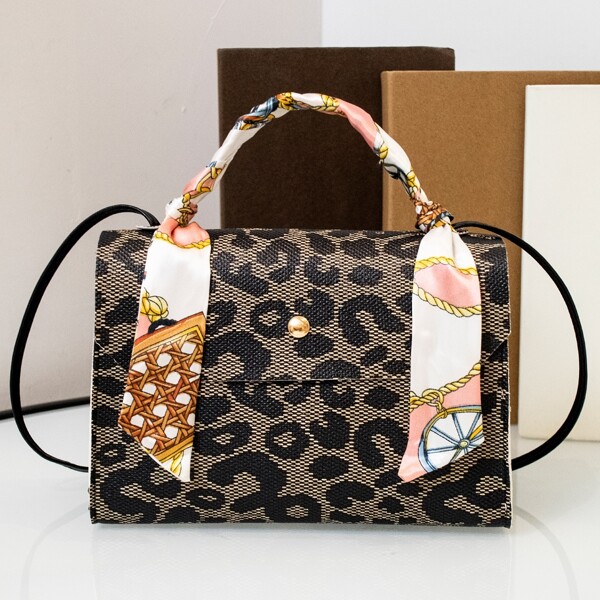 

Leopard Graphic Twilly Scarf Decor Flap Square Bag, Multicolor