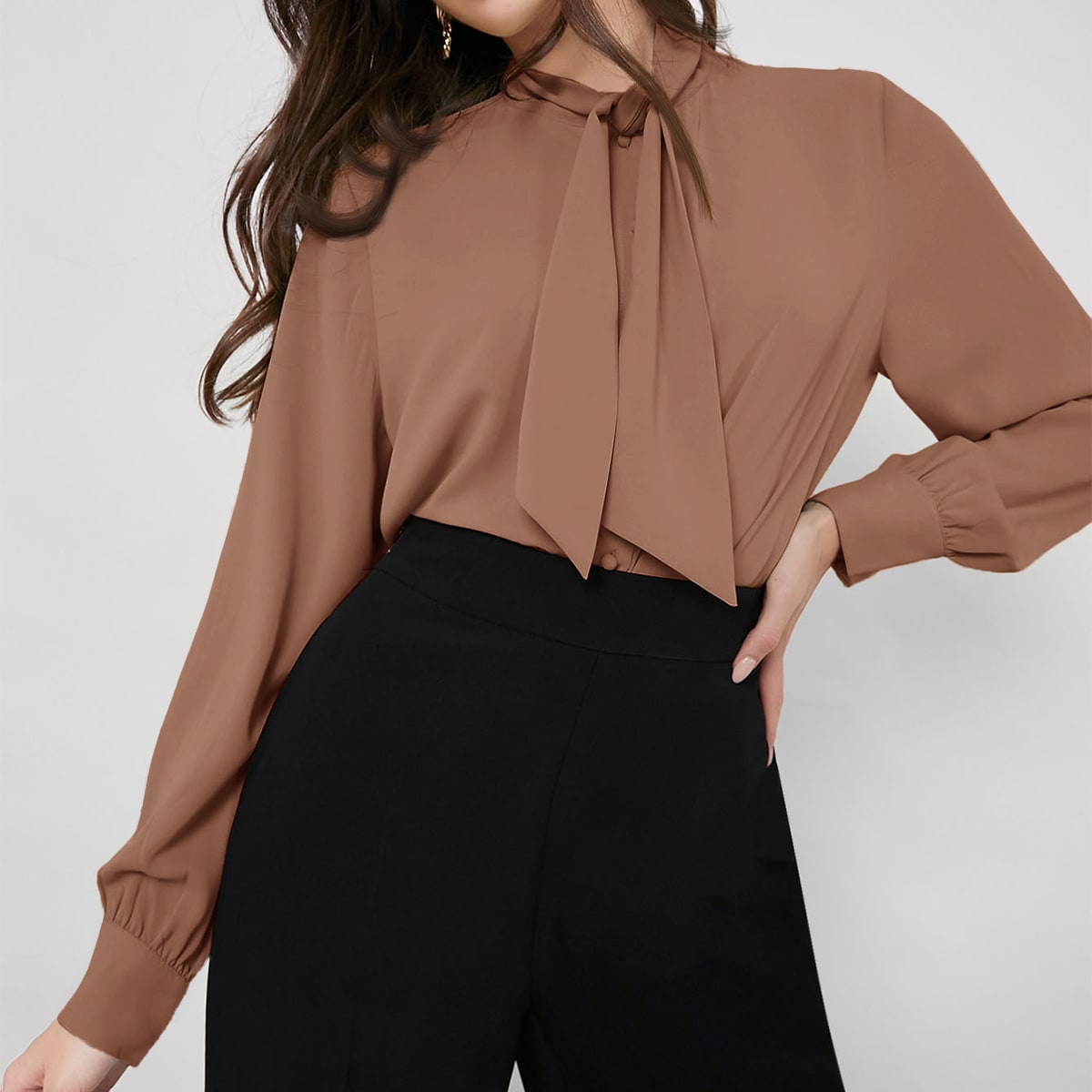 Блуза с воротником-бантом на пуговицах