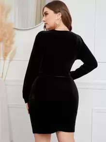 SHEIN Clasi Đầm midi dệt kim cổ chữ V cỡ lớn có họa tiết xoắn, vải nhung mềm, eo khoét, giản dị thanh lịch khi đi chơi - màu đen - Xem 2