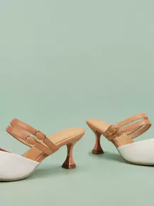 Mules planos con diseño con hebilla de punta