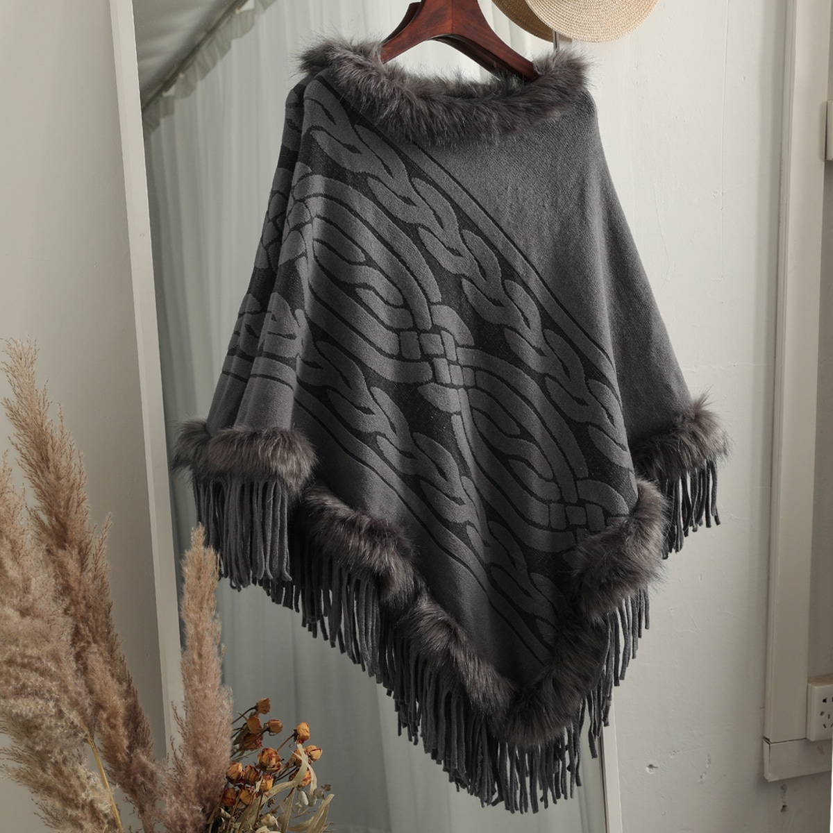 Пончо из плюша с бахромой с геометрическим узором