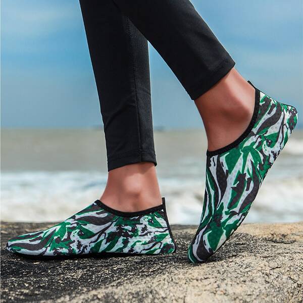 

Colorblock Graffiti Graphic Water Shoes, Green