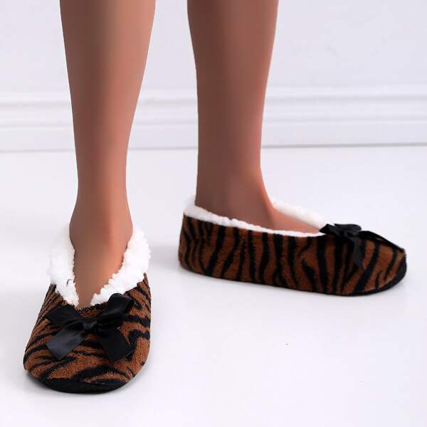 

Tiger Striped Bow Decor Novelty Slippers, Multicolor