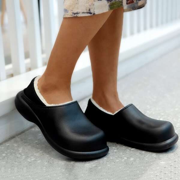 

Minimalist Wide Fit Slippers, Black