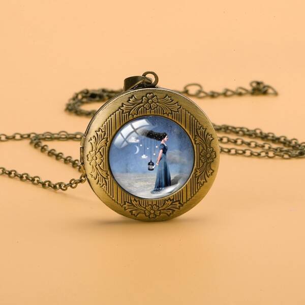 

Figure Pattern Round Charm Necklace, Baby blue