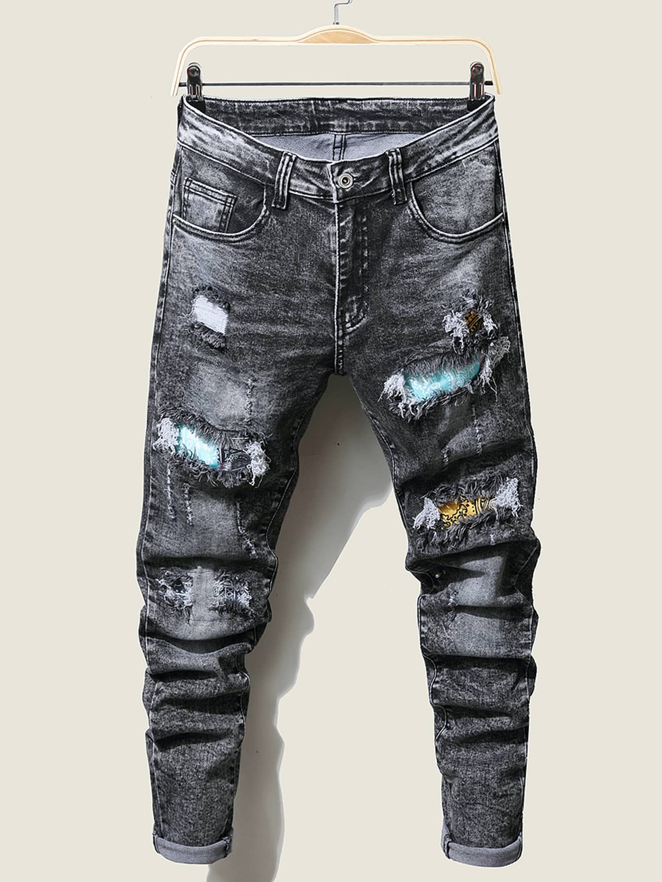 Manfinity ผู้ชาย กางเกงยีนส์ ขาด ปลายรุ่ย ลายผ้าตัดต่อ - สีเทาเข้ม - ดู 1