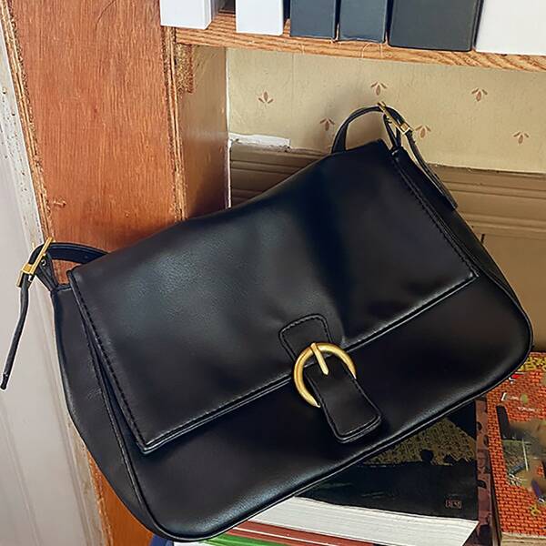 

Buckle Decor Flap Baguette Bag, Black