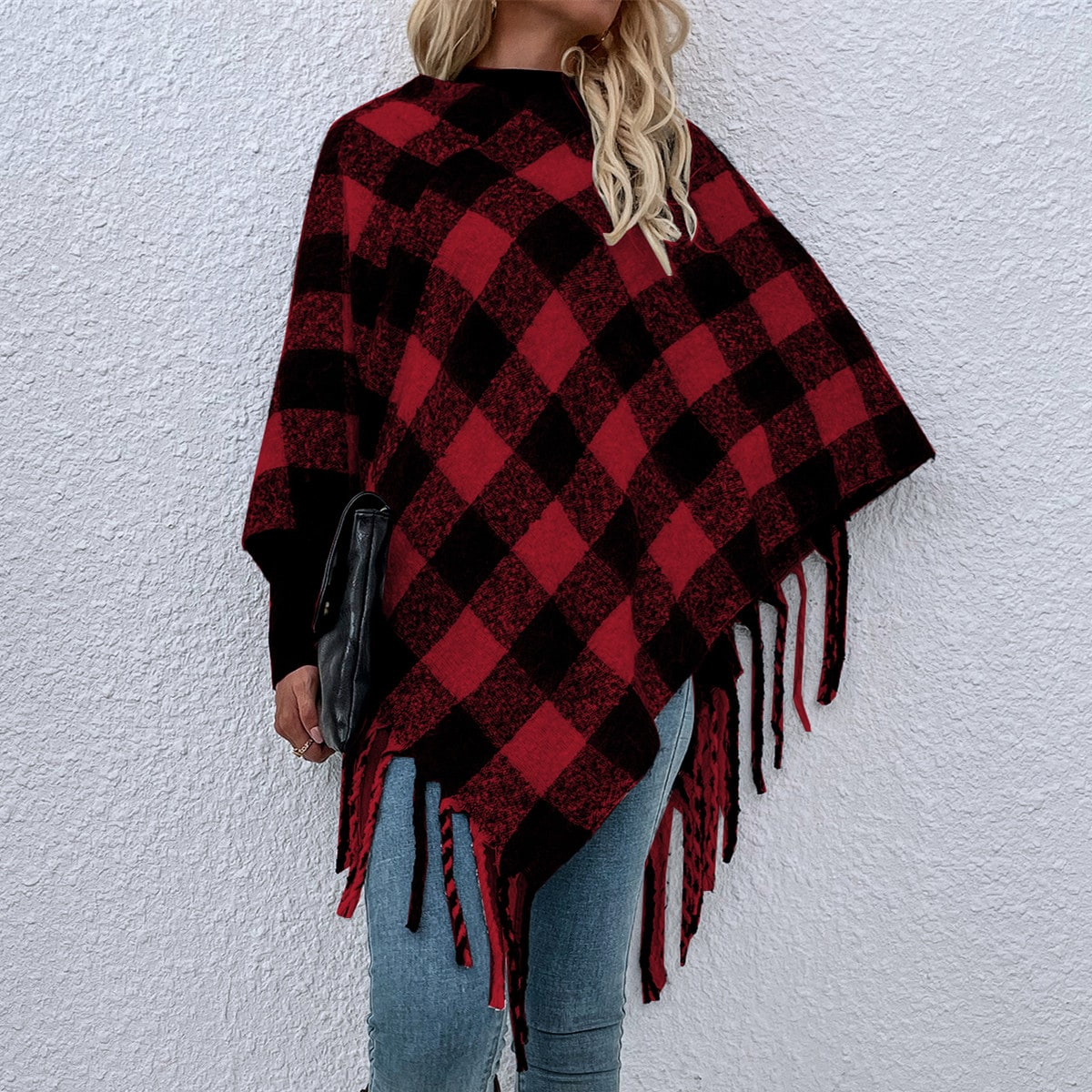 Пончо в клетку с бахромой вязаный