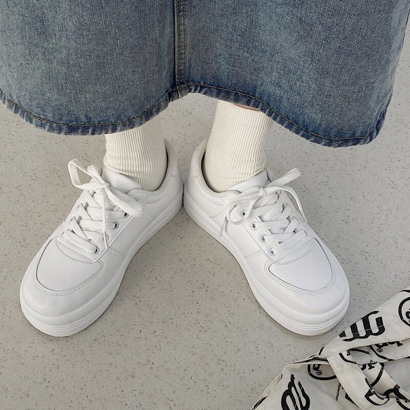 

Cartoon Bear Graphic Lace Up Front Skate Shoes, White