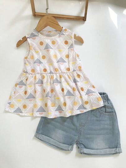 توب بحافة مكشكشة وشورت دينيم طفلة صغيرة
