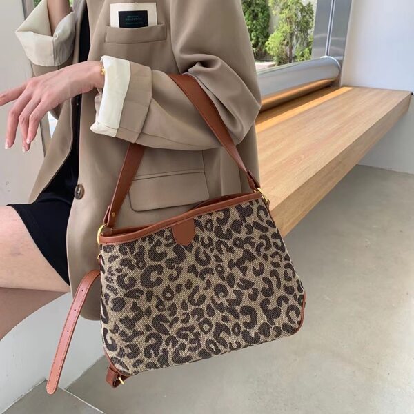 

Leopard Graphic Shoulder Bag, Multicolor