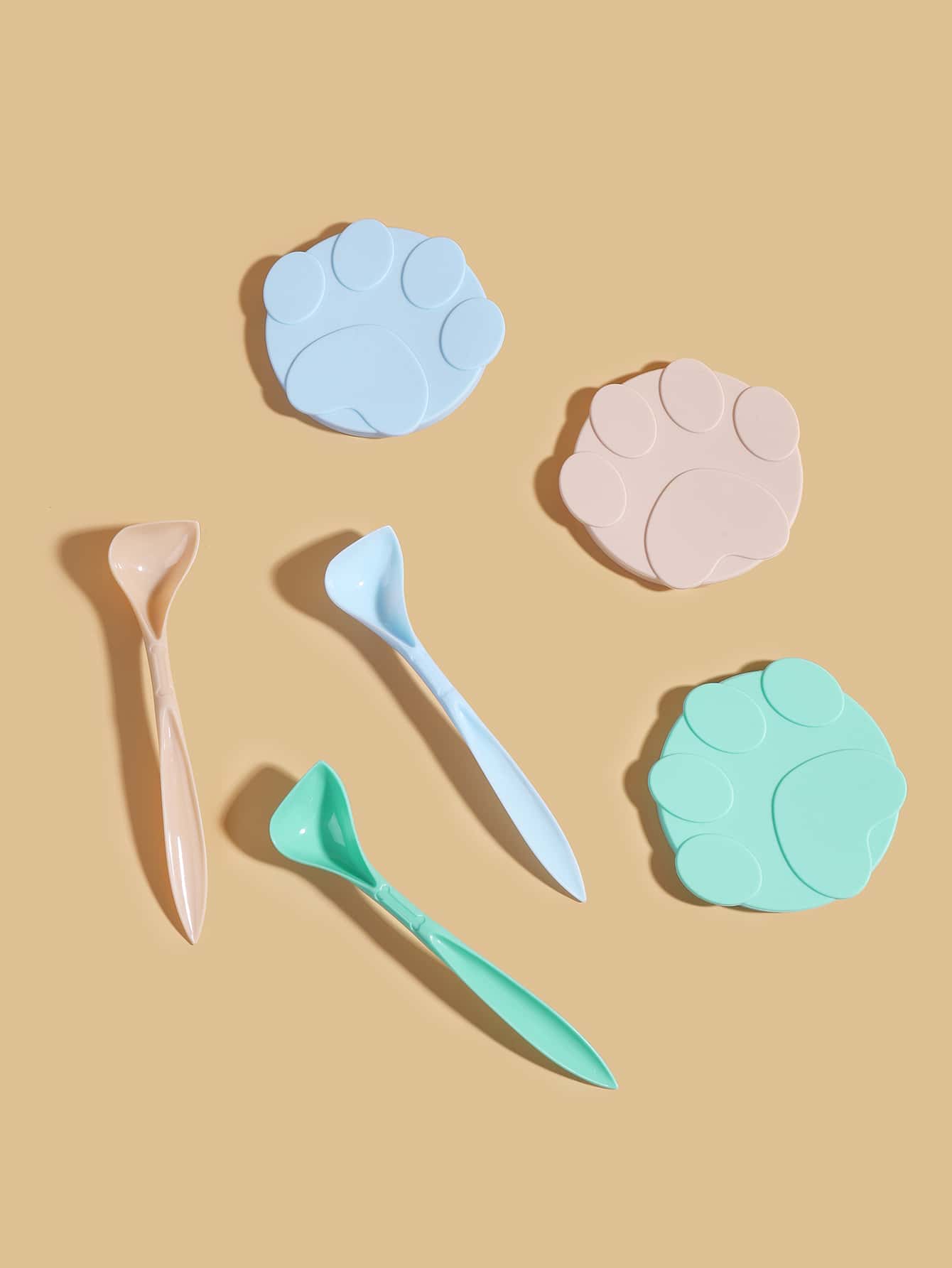 2 件/套随机颜色宠物罐盖盖子和勺子，爪印设计硅胶盖密封盖适用于大多数狗/猫罐头食品 - 彩色 - 查看 1