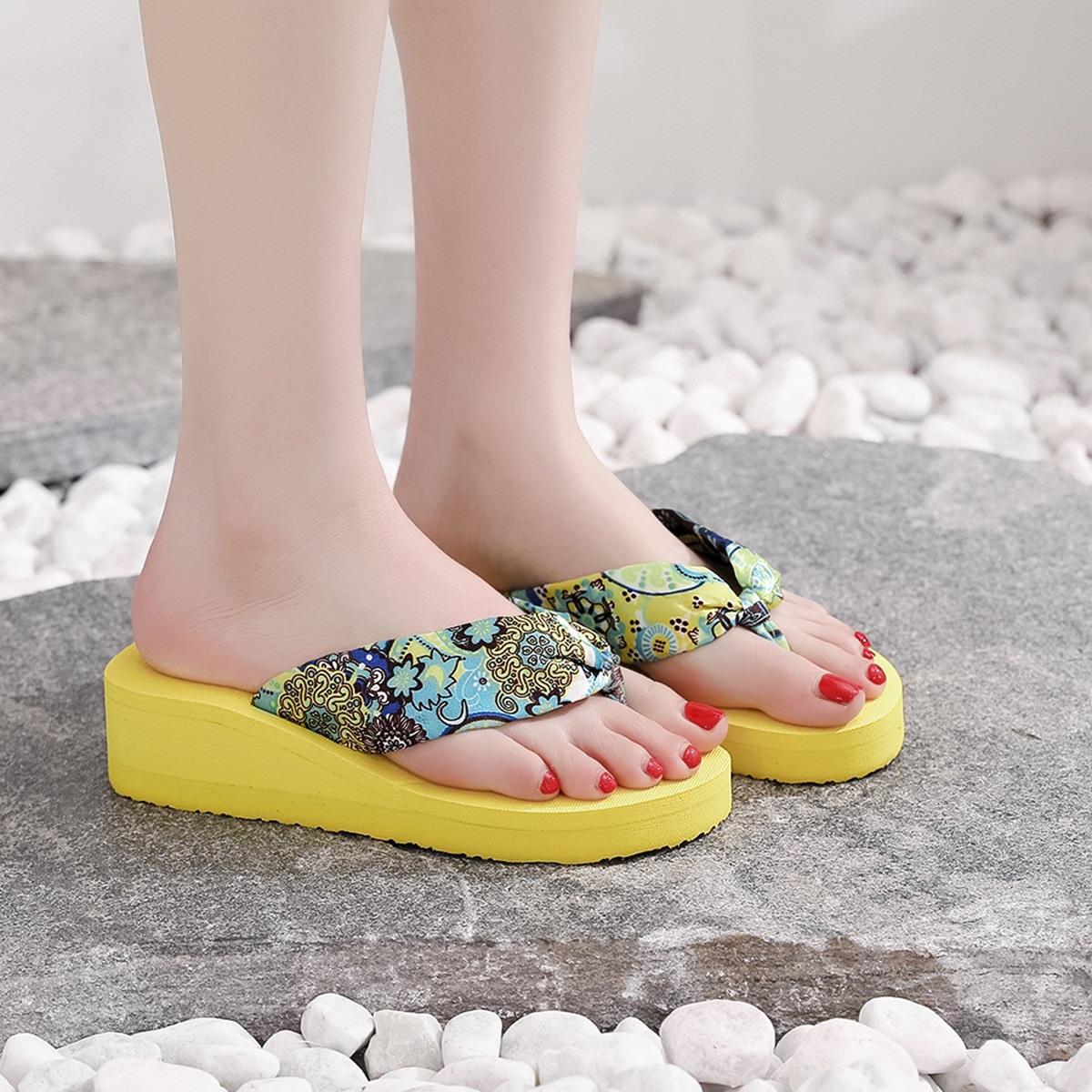 Вьетнамки с цветочным принтом на танкетке