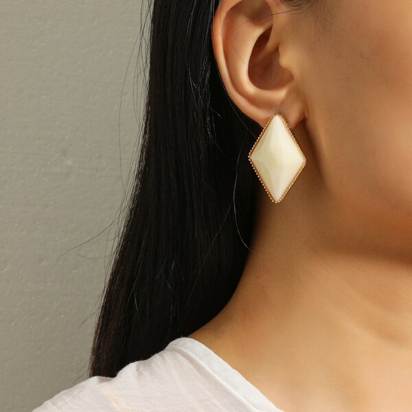 

Rhombus Design Earrings, White
