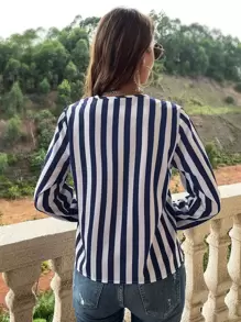 SHEIN LUNE Blusa con botones delanteros y estampado a rayas, blusas de manga larga - Azul y blanco - Ver 2