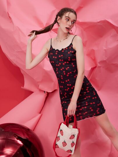 فستان بطباعة كرز متكررة وأطراف متعرجة