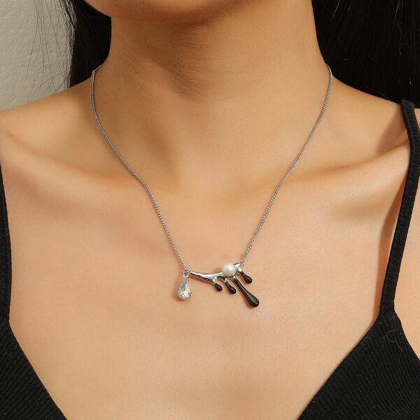 

Structured Pendant Necklace, Silver