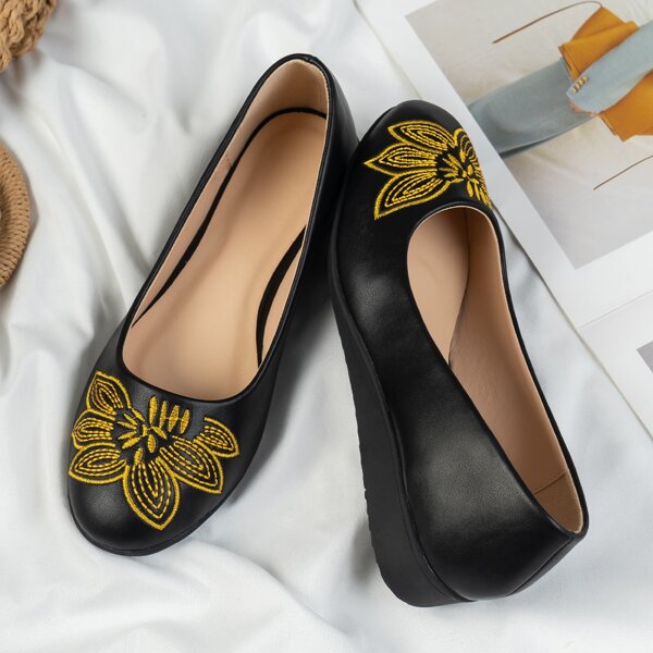 

Embroidery Floral Decor Wedge Court Shoes, Black