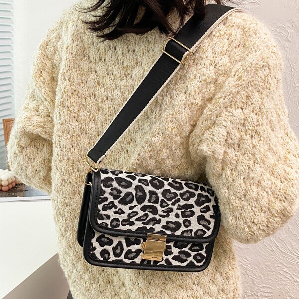 

Leopard Graphic Flap Square Bag, Multicolor