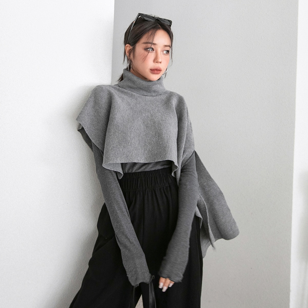 Пончо с высоким воротником асимметричный вязаный