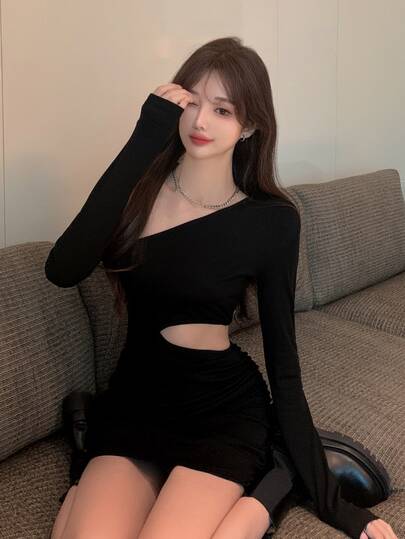 Gaun Mini Lengan Panjang Asimetris Gaya Minimalis Seksi dengan Bahu Asimetris dan Potongan Pinggang, Pinggang Berkerut, Gaun Bodycon Seksi yang Melangsingkan