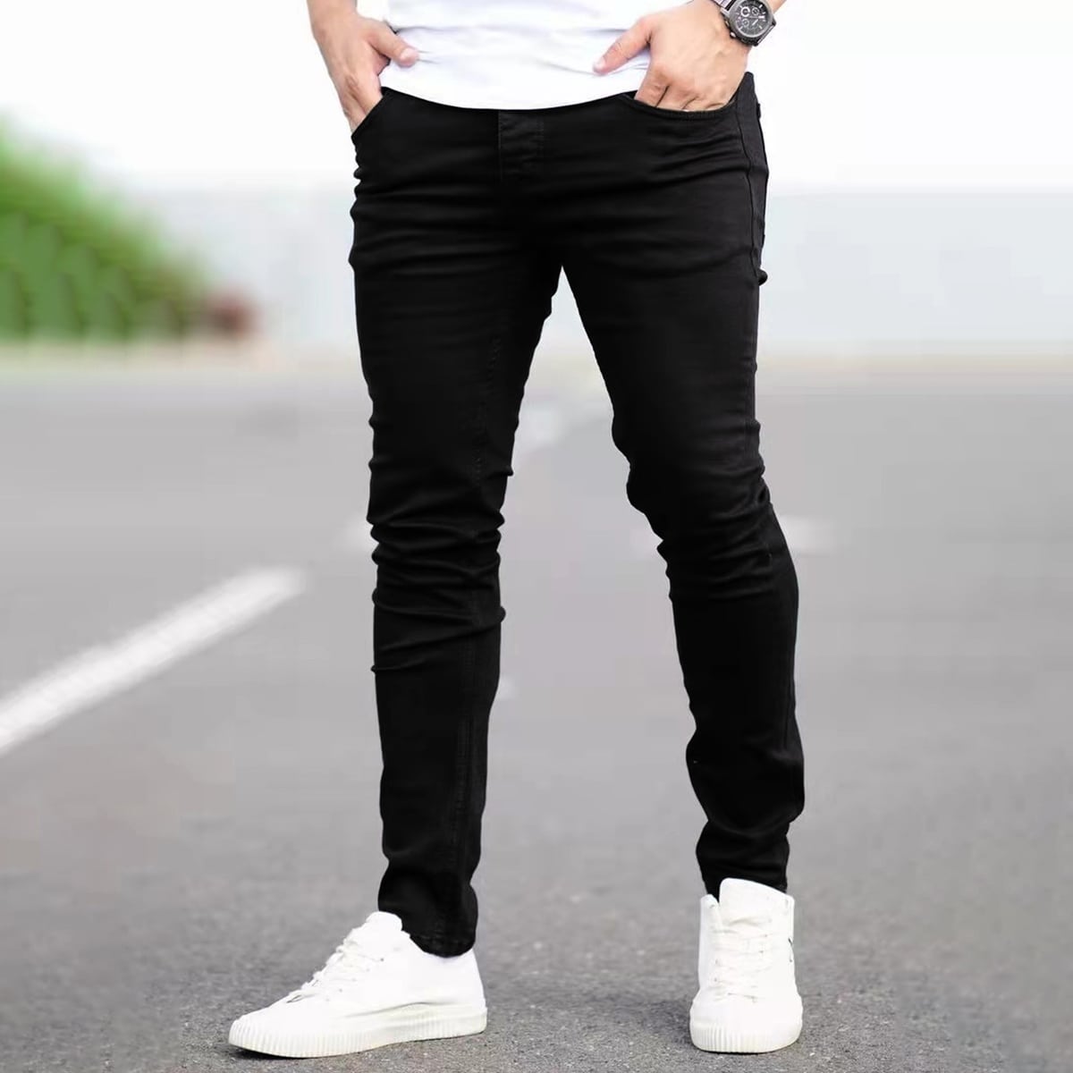 Jeans ajustados de lavado largo y oscuro para hombre en color sólido con detalles de bolsillos, ajuste delgado y estilo de trabajo básico sin adorno