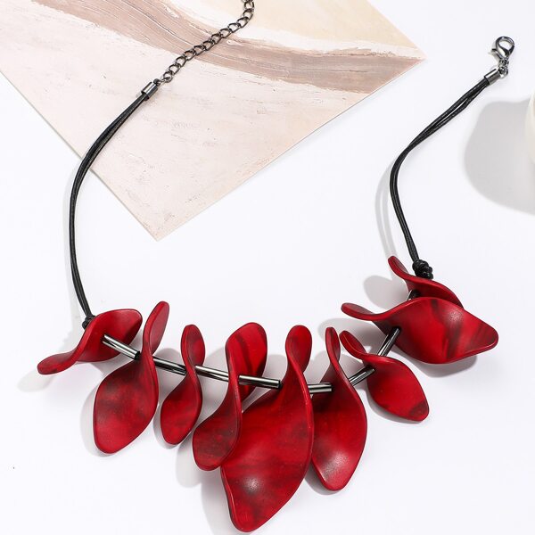 

Irregular Geometric Decor Necklace, Red