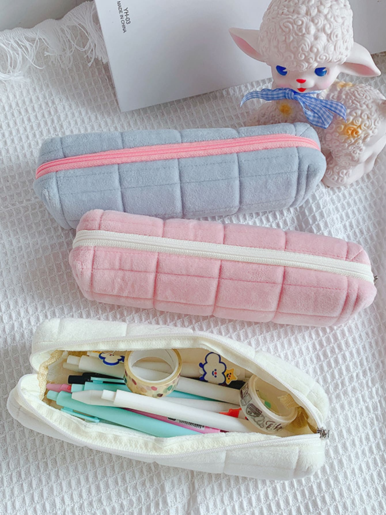 1pc Random Thick Velvet Pencil Case, Warm And Durable Student Pen Bag - Multicolor - View 1