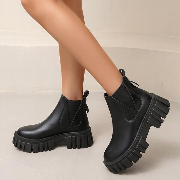 

Minimalist Chelsea Boots, Black