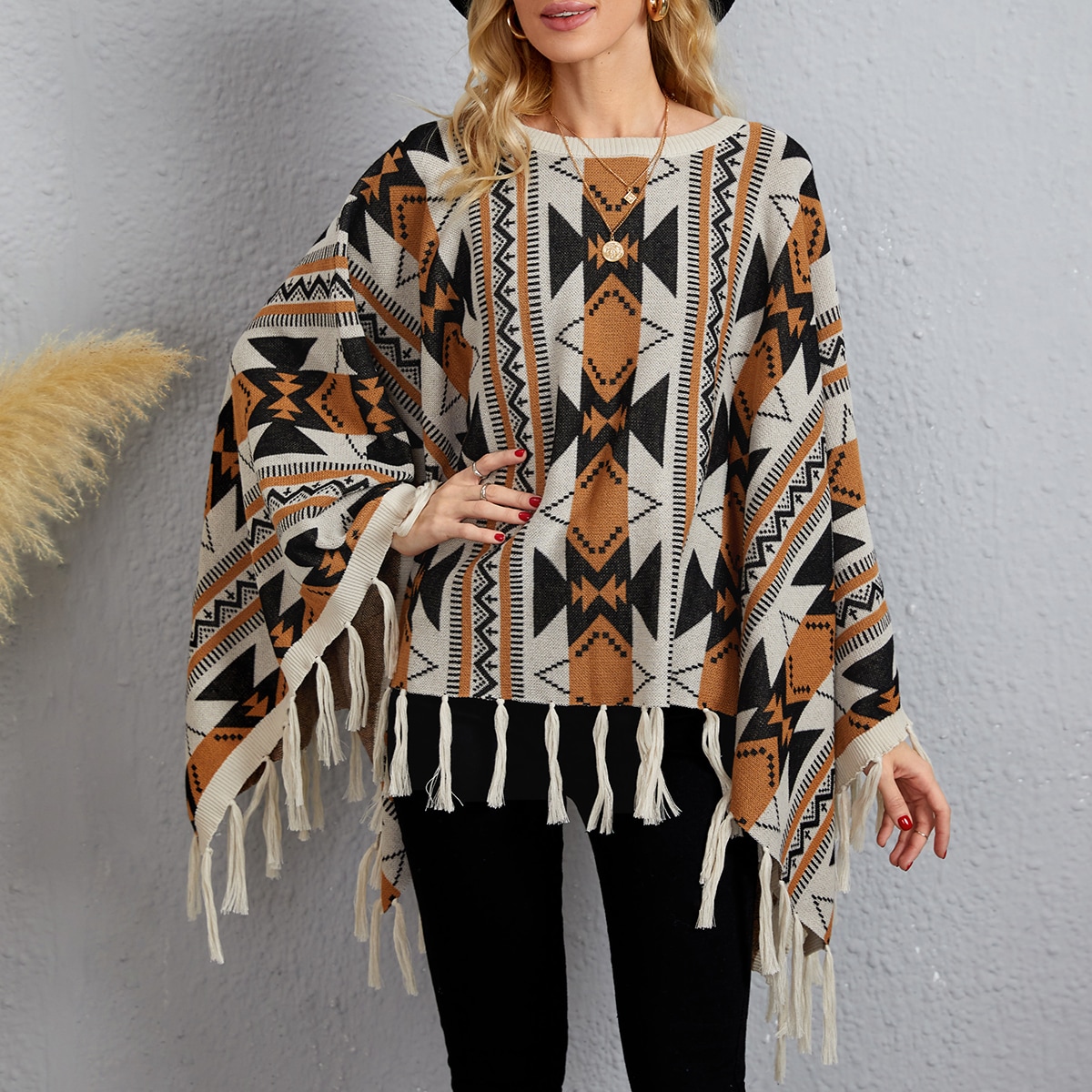 Пончо с геометрическим узором с бахромой вязаный