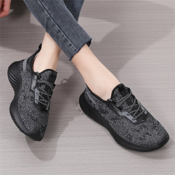 

Minimalist Lace Up Front Running Shoes, Black