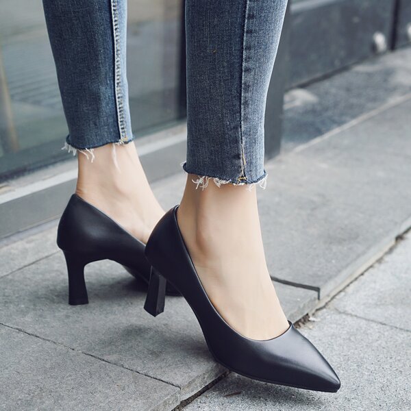

Minimalist Point Toe Court Pumps, Black