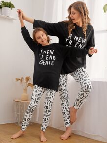 SHEIN 女孩1入組字母圖案落肩袖上衣和1入組緊身打底褲睡衣套裝 - 黑與白 - 查看 1