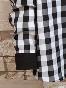 Manfinity Hombres 1 pieza Camisa con estampado de guingán con botón delantero - Blanco y Negro - Ver 8