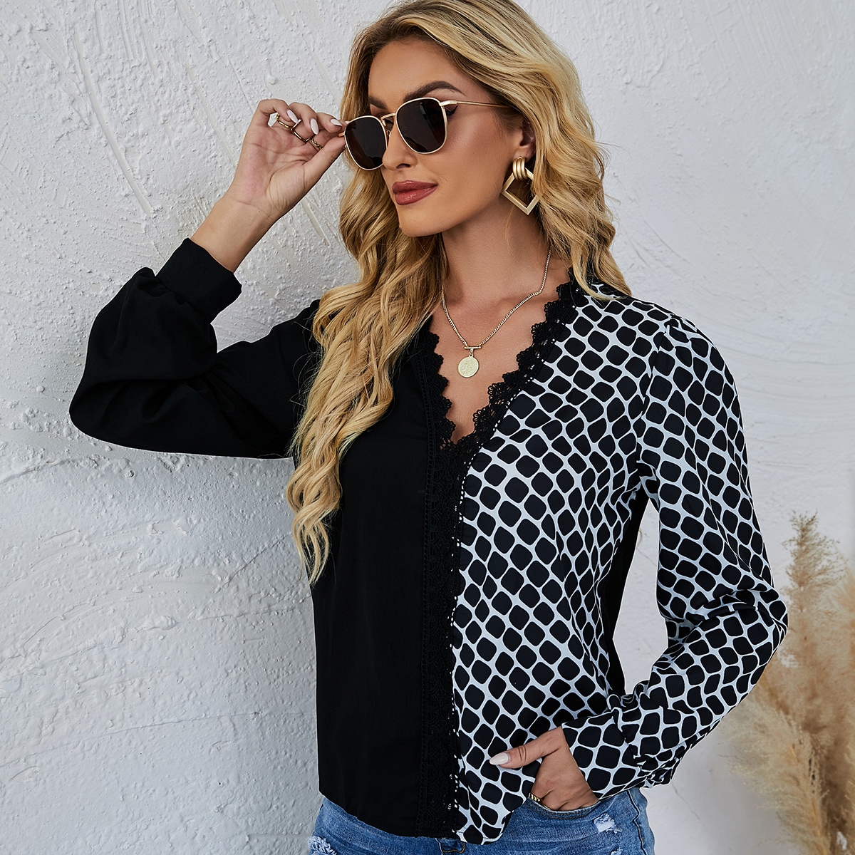 Блуза с геометрическим принтом с кружевной отделкой