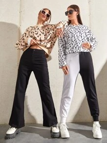 SHEIN EZwear 1入組滿版印花袋鼠口袋落肩袖套頭衫 - 黑與白 - 查看 1